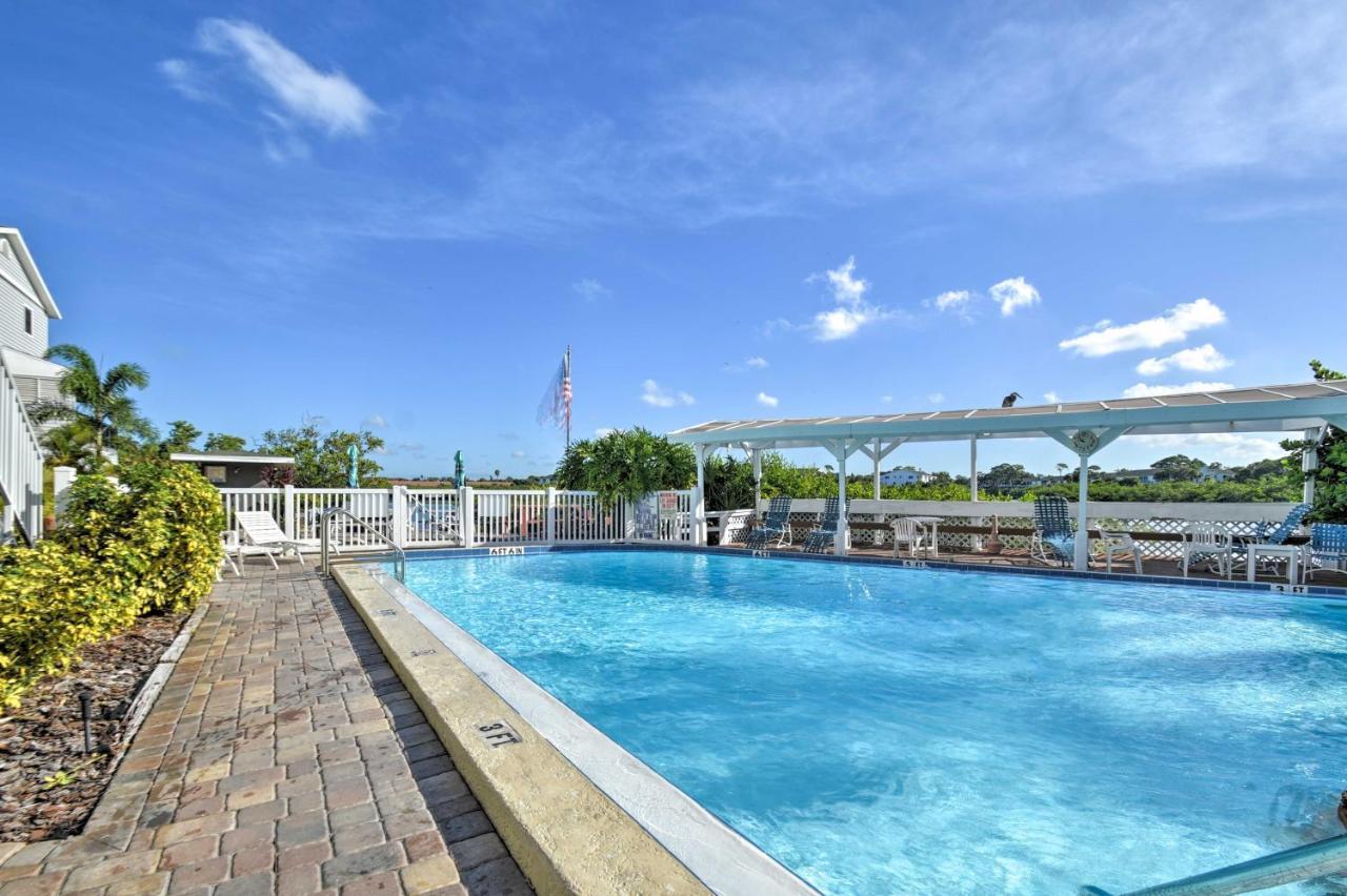 Casa de Férias Indian Shores Townhome With Pool Access And Kayaks!