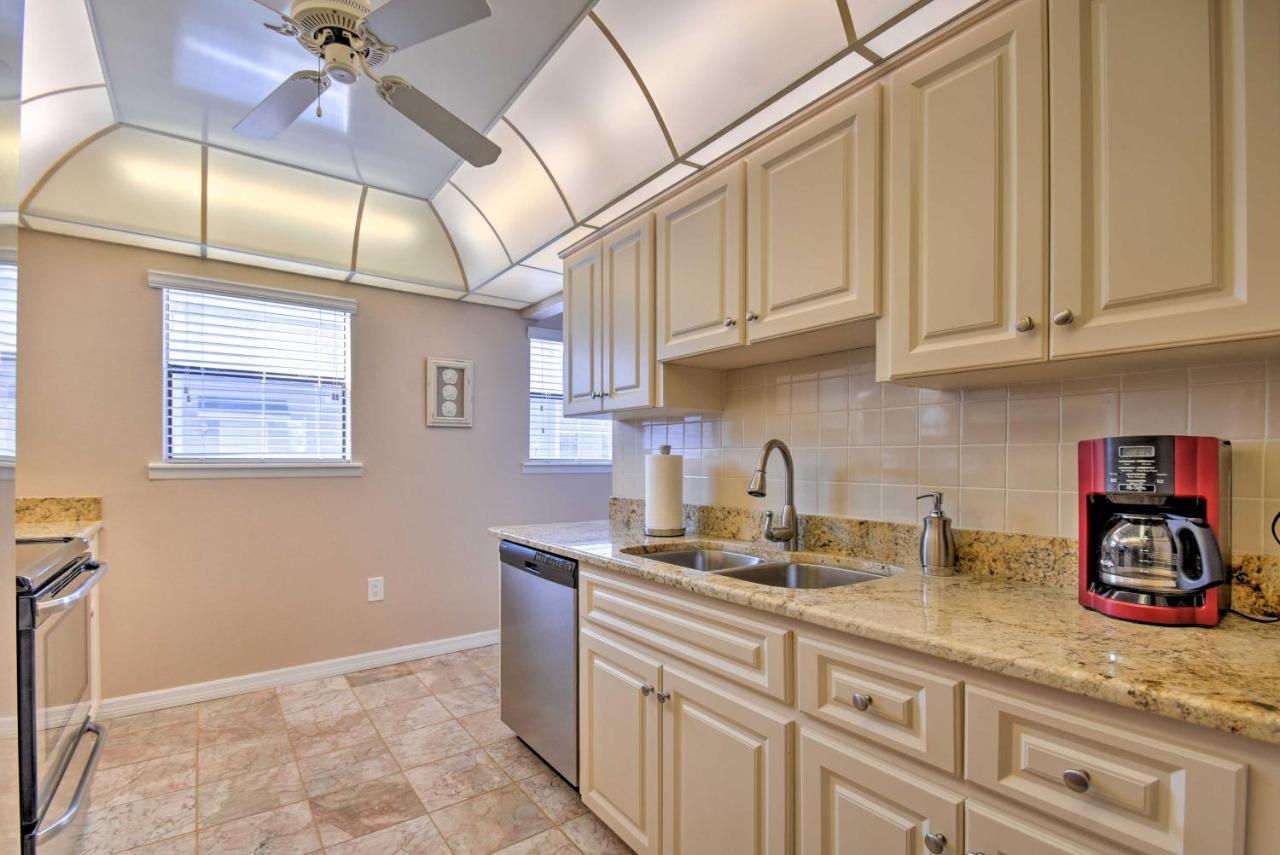 Casa de Férias Indian Shores Townhome With Pool Access And Kayaks!